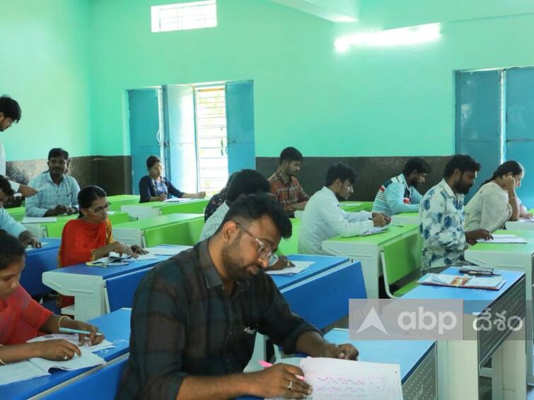 A candidate who came to the Group 4 examination center in Hyderabad with a cell phone గ్రూప్‌4 పరీక్షలో బలగం సినిమాపై ప్రశ్నలు-  తెలంగాణ ఆర్థిక స్థితిగతులపై ఎక్కువ ప్రశ్నలు