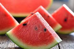 Health Tips: टरबूज खाल्ल्यानंतर लगेच पाणी किंवा दूध पिणं योग्य की अयोग्य? पाहा तज्ज्ञ काय सांगतात...