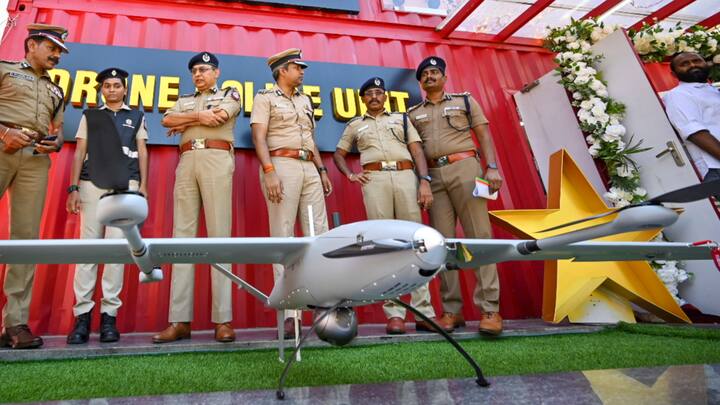 चेन्नई पुलिस ने शुक्रवार (30 जून) को तमिलनाडु की राजधानी पर हवाई निगरानी के लिए पुलिस ड्रोन यूनिट को लॉन्च किया, जिसके जरिए पूरे शहर पर नजर रखी जा सकेगी.