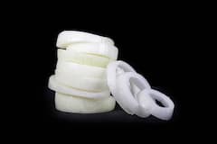 Health Tips : पांढरा कांदा आहे औषधी, ह्रदयाचे आरोग्य सुधारून कर्करोगापासूनही बचाव, 'हे' फायदे माहितीयत?