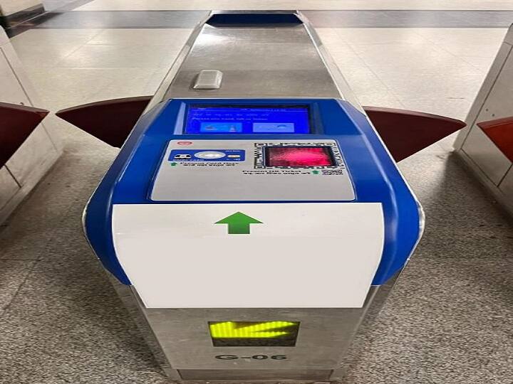 ऐप से टिकट कैसे खरीदें: इस मोबाइल ऐप से पैसेंजर अपने स्मार्टफोन से टिकट खरीद सकेंगे. इसके लिए मोबाइल फोन में 'DMRC   TRAVEL' ऐप होना जरूरी है. इस ऐप के आने से काउंटर या वेंडिंग मशीनों से टिकट खरीदने की जरूरत ही खत्म हो जाएगी. इससे   कतार में लगने वाला कीमती समय भी बचेगा.