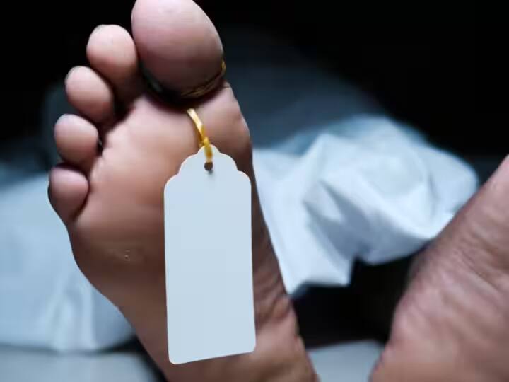 Barabanki old lady found living with grandson dead body for ten days Barabanki News: बाराबंकी में नाती की 10 दिन पहले हो गई थी मौत, घर के अंदर घुसी पुलिस देखकर रह गई हैरान