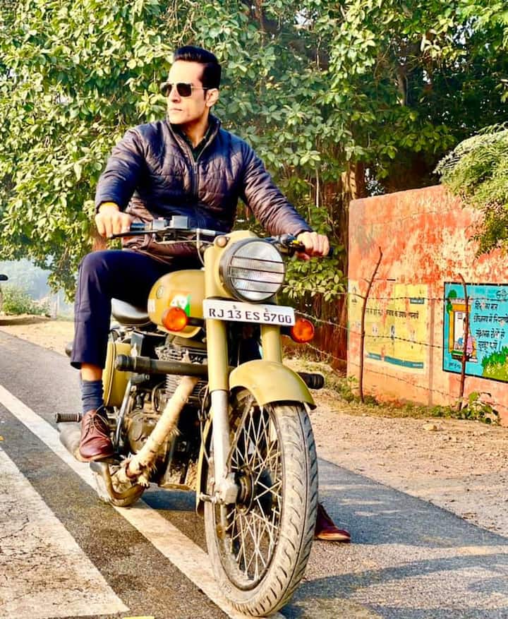 सुधांशु पांडे शो में अनुपमा के पति बने थे. जिनसे उन्होंने तलाक ले लिया औऱ फिर अनुज कपाड़िया से शादी कर ली. शो में भले ही वनराज ज्यादात्तर विलेन के रोल में दिखाई देते हो लेकिन फैंस उनकी एक्टिंग के कायल हैं और उनकी फिटनेस के भी दीवाने हैं. आज हम आपको सुधांशु की रियल लाइफ लव स्टोरी से रूबरू करवा रहे हैं जो काफी दिलचस्प है.