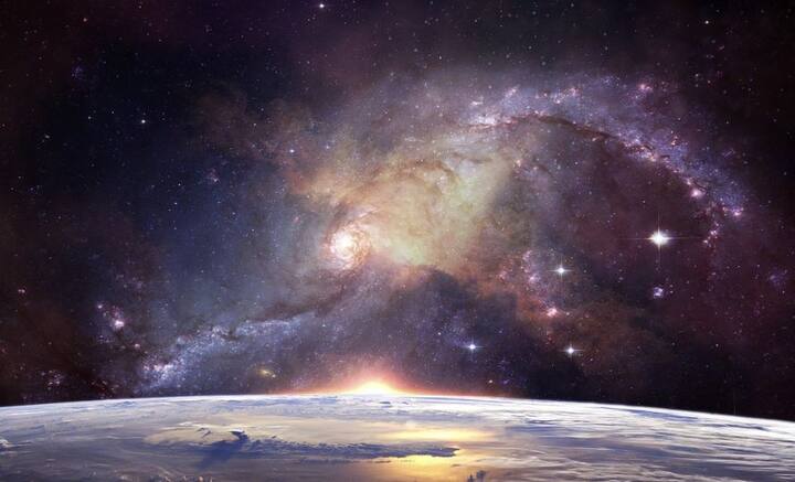 কিন্তু মহাশূন্যের ক্ষেত্রেও কি উপর-নীচ বলে কিছু রয়েছে? এখনও পর্যন্ত মহাশূন্য থেকে যে সব ছবি-ভিডিও সামনে এসেছে, তাতে নভোচারীদের কার্যতই শূন্যে ভেসে বেড়াতে দেখা গিয়েছে। খাওয়া-দাওয়া, গল্পগাছা সবই ভেসে থাকতে থাকতে।