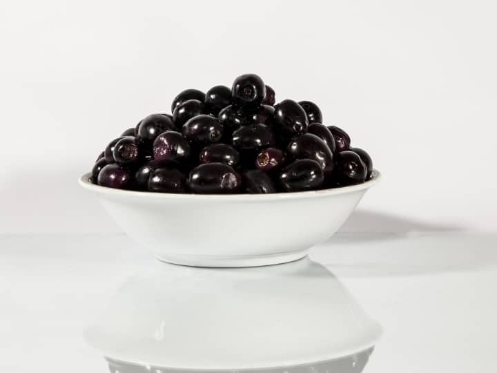 बहुत लोगों को अभी तक नहीं पता है कि जामुन को अंग्रेजी में क्या कहते हैं. ज्यादतर लोग जामुन को अंग्रेजी में ब्लैक बेरी ही बोलते हैं. लेकिन यह इसका अंग्रेजी नाम नहीं है.