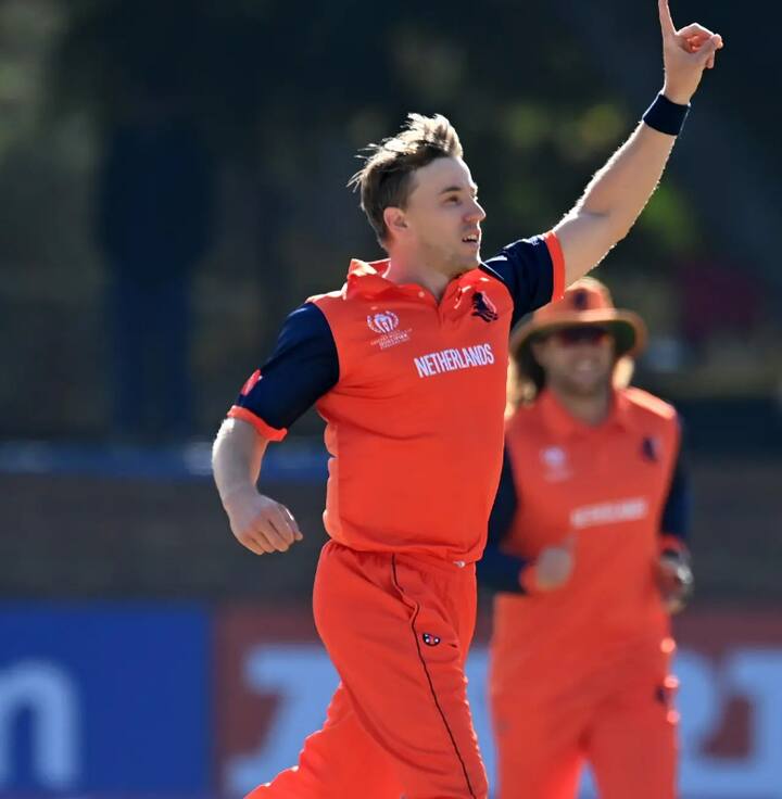 சிறப்பாக தொடங்குவார்கள் என்று இலங்கை ரசிகர்கள் எதிர்பார்த்த நிலையில் இலங்கை அணிக்கு ஆரம்பத்திலேயே விக்கெட்டுகள் சரிய ஆரம்பித்தது. தனஞ்சய டி சில்வா தவிர அனைவரும் சொற்ப ரன்களில் ஆட்டமிழந்தனர்.