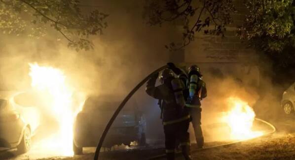 France Riots latest Update Rioters have burnt more than thousand vehicles more than 500 buildings France Riots: 2 हजार से ज्यादा गाड़ियां, 500 से ज्यादा इमारतें... फ्रांस में 4150 जगहों पर आग लगा चुके हैं दंगाई