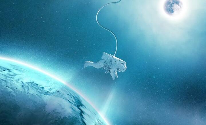 ইন্টারন্যাশনাল স্পেস স্টেশনেও মাধ্যাকর্ষণ শক্তি অনুভূত হয়। যে কারণে নিজেদের হালকা বলে মনে হলেও, সেখানেও ভেসে বেড়ানোর গতি কিন্তু অধোমুখেই হয়। অর্থাৎ নীচের দিকেই ক্রমশ নেমে আসেন নভোচারীরা। পড়ে না যাওয়ার জন্য বাঁধা থাকে দড়ি। পৃথিবীর মাধ্যাকর্ষণ শক্তিই এর জন্য দায়ী।