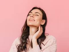 पावसाळ्यातही चेहऱ्याचा ग्लो हवाय? चमकदार त्वचेसाठी 'या' खास टिप्स फॉलो करा