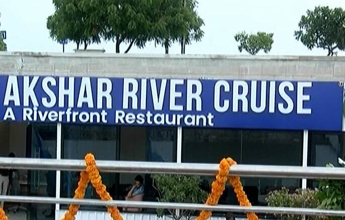 What Specialization and facilities of Floating Restaurant and cruise, know the Sabarmati River floating restaurant at Ahmedabad Ahmedabad: મેક ઇન ઇન્ડિયાથી તૈયાર થયેલી આ ફ્લૉટિંગ રેસ્ટૉરન્ટમાં નાગરિકો માટે છે સેફ્ટી જેકેટથી લઇને રેસ્ક્યૂ બૉટથી સુધીની ખાસ સુવિધાઓ, વાંચો....