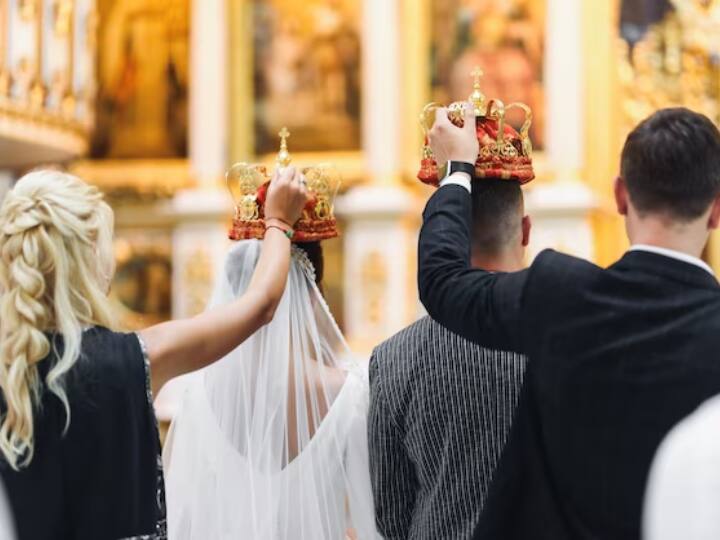 हैरानी की बात ये है कि कपल की शादी 1885 के एक ऐतिहासिक चर्च में एकदम मॉडर्न अंदाज में हुई जिसमें लगभग 100 लोग शामिल हुए थे. कपल ने शादी की पूरी प्लानिंग एक हफ्ते में की और अपने 30 मेहमानों को एआई-जनरेटेड स्टेटमेंट भेजा.