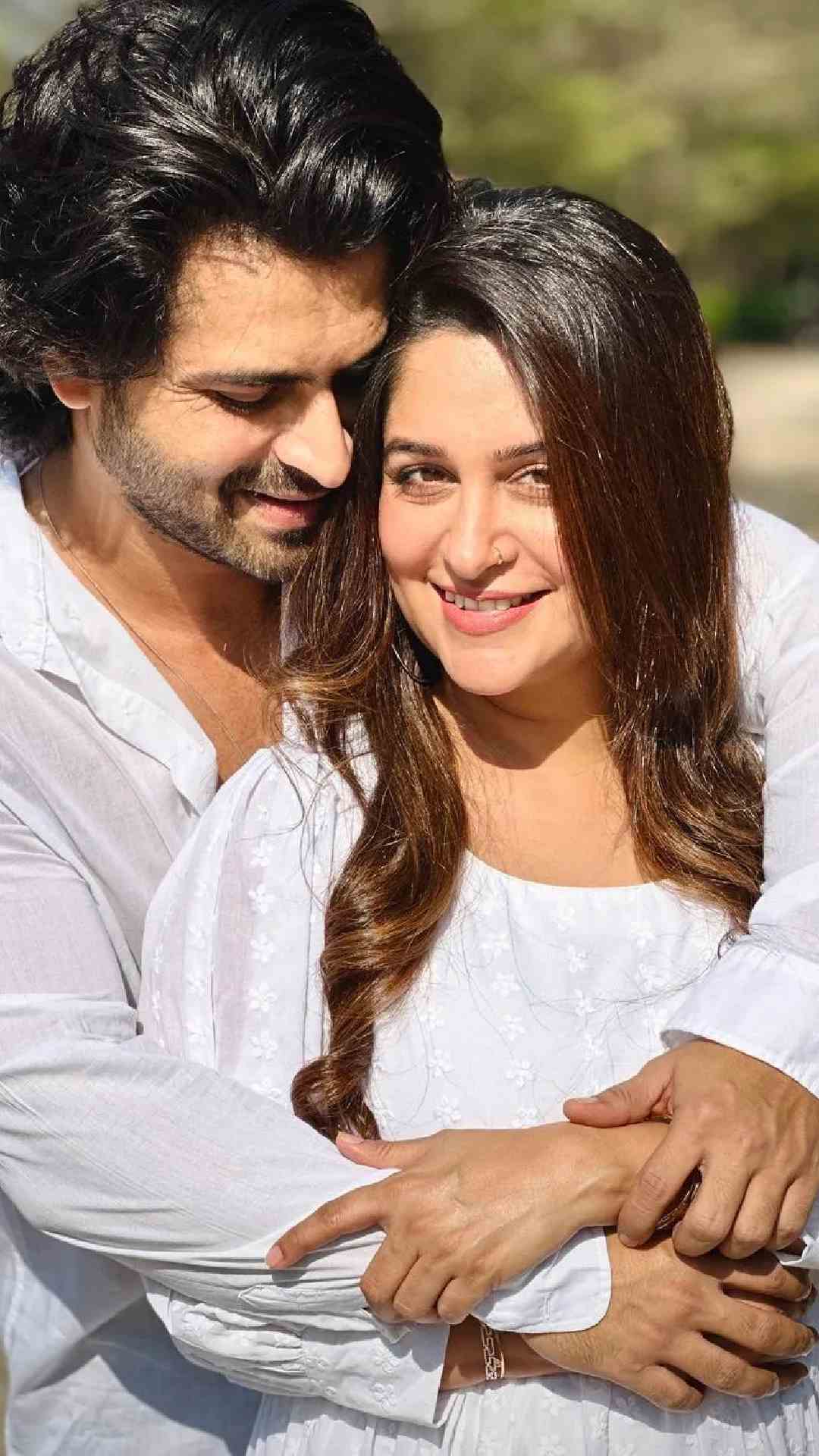 प्यार होने के बाद दोनों ने शादी कर ली और आज एक बच्चे के पेरेंट्स बन चुके हैं