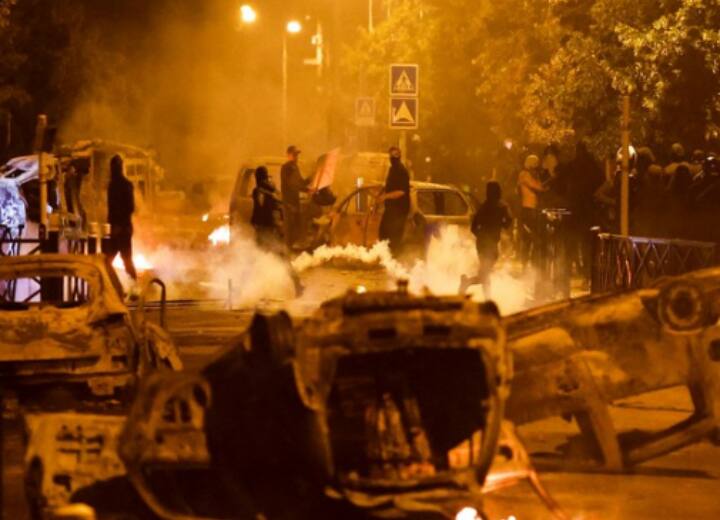 France Riots China asks France to ensure safety of its citizens after rioters attack tour bus France Riots: चीनी टूरिस्टों पर हुए हमले के बाद फ्रांस पर भड़का चीन, अपने नागरिकों से की खास अपील