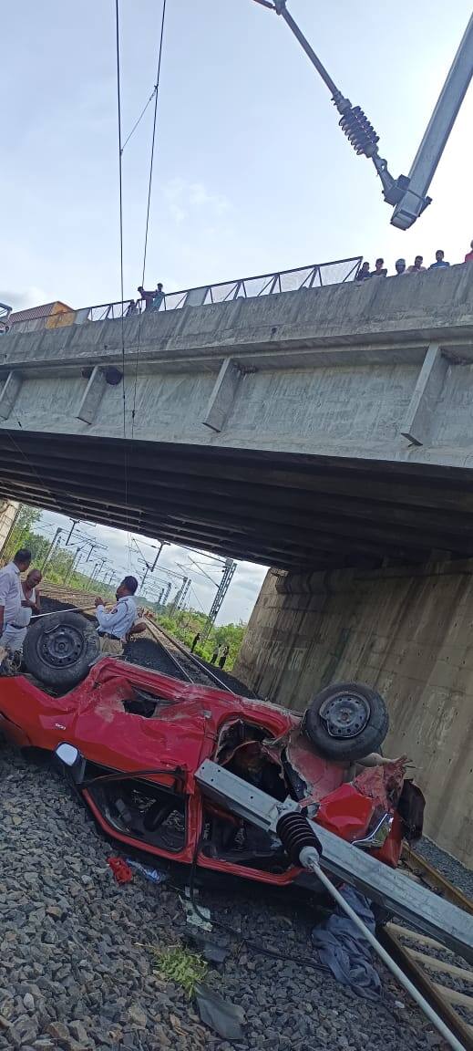 कार थेट पुलावरुन खाली पडल्याने भीषण अपघात झाला.