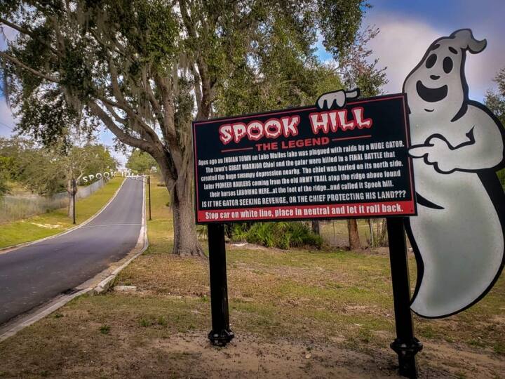 फ्लोरिडा में स्पूक हिल एक ऐसा स्थान है जहां कारें ऊपर की ओर खींची हुई दिखाई देती हैं. जब ड्राइवर अपनी कारों को रोकते हैं और उन्हें न्यूट्रल में रखते हैं, तो वाहन ऊपर की ओर बढ़ने लगते हैं.