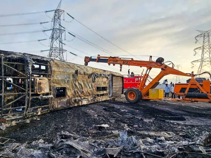 buldhana bus accident on samruddhi highway last rituals on dead people today mharashtra detail marathi news Buldhana Accident:  अपघातानंतर शोक व्यक्त पण त्यानंतर मात्र दु्र्लक्ष? बुलढाण्यातील अपघातातील मृतांवर सामूहिक अंत्यसंस्कार 