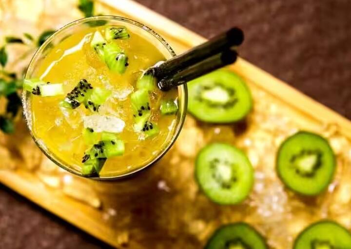 ਕੀਵੀ ਨਾਲ ਗਾਰਨਿਸ਼ ਕਰੋ ਅਤੇ ਕੁਝ ਸ਼ਹਿਦ ਛਿੜਕ ਦਿਓ। ਫਰਿੱਜ ਵਿੱਚ ਰੱਖੋ। ਫਿਰ ਜਦੋਂ ਦਿਲ ਕਰੇ ਇਸ ਨੂੰ ਭਾਵੇਂ ਸਵੇਰੇ, ਦੁਪਹਿਰੇ ਜਾਂ ਫਿਰ ਰਾਤ ਦੇ ਖਾਣੇ ਤੋਂ ਬਾਅਦ ਖਾ ਸਕਦੇ ਹੋ।