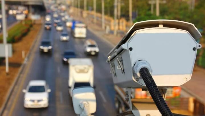 ਈ-ਚਲਾਨ ਤੁਹਾਡੇ ਤੱਕ ਪਹੁੰਚਣ ਤੋਂ ਪਹਿਲਾਂ, ਇਸ ਨੂੰ ਦੋ-ਪੜਾਅ ਦੀ ਪ੍ਰਕਿਰਿਆ ਵਿੱਚੋਂ ਲੰਘਣਾ ਪੈਂਦਾ ਹੈ। ਪਹਿਲਾਂ, ਟ੍ਰੈਫਿਕ ਨਿਯਮਾਂ ਦੀ ਉਲੰਘਣਾ ਦੀ ਆਟੋਮੈਟਿਕ ਪੁਸ਼ਟੀ ਕੀਤੀ ਜਾਂਦੀ ਹੈ ਤੇ ਫਿਰ ਇਸ ਦੀ ਦਸਤੀ ਜਾਂਚ ਕੀਤੀ ਜਾਂਦੀ ਹੈ, ਤਾਂ ਜੋ ਗਲਤੀ ਦੀ ਕੋਈ ਗੁੰਜਾਇਸ਼ ਨਾ ਰਵੇ।