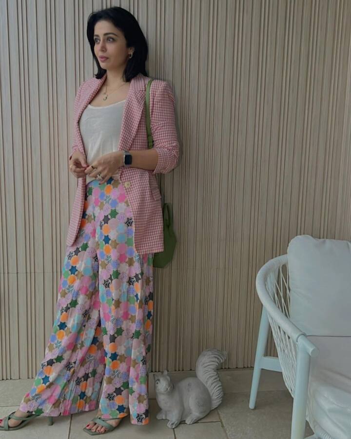 नेहा पेंडसेने मराठीसोबतच हिंदी, तमिळ, तेलुगू, आणि मल्याळम मनोरंजन विश्वातही आपल्या अभिनयाचा ठसा उमटवला आहे.