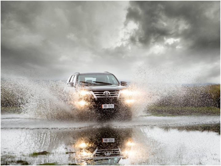 Monsoon Car Driving Tips Know to drive safely during monsoon season Monsoon Car Driving Tips: बारिश में कार ड्राइविंग करते समय रखें इन बातों का ध्यान, नहीं तो हो जाएंगे परेशान
