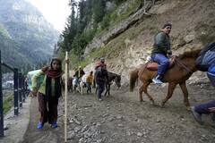 Amarnath Yatra 2023 : 'बम बम भोले'चा गजर... अमरनाथ यात्रेच्या पहिल्याच दिवशी सुमारे 8000 भाविकांनी घेतलं दर्शन