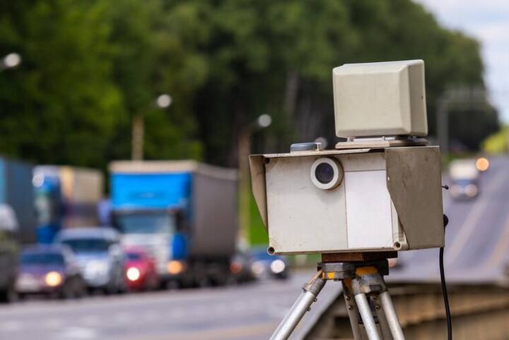 ਇਹ ਕੈਮਰੇ ਟ੍ਰੈਫਿਕ ਕੰਟਰੋਲ ਰੂਮ ਤੋਂ ਚੱਲਦੇ ਹਨ। ਇਨ੍ਹਾਂ ਕੈਮਰਿਆਂ ਲਈ ਵਿਸ਼ੇਸ਼ ਡਾਟਾ ਇਨਕ੍ਰਿਪਸ਼ਨ ਸਾਫਟਵੇਅਰ ਦੀ ਵਰਤੋਂ ਕੀਤੀ ਜਾਂਦੀ ਹੈ। ਇਸ ਦੇ ਨਾਲ ਹੀ ਕੈਮਰੇ ਦੁਆਰਾ ਖਿੱਚੀਆਂ ਗਈਆਂ ਫੋਟੋਆਂ ਤੇ ਵੀਡੀਓਜ਼ ਨੂੰ ਸੁਰੱਖਿਅਤ ਰੱਖਿਆ ਜਾਂਦਾ ਹੈ, ਤਾਂ ਜੋ ਜੇਕਰ ਕੋਈ ਵਿਵਾਦ ਹੋਏ ਹੈ ਤਾਂ ਇਨ੍ਹਾਂ ਨੂੰ ਅਦਾਲਤ ਵਿੱਚ ਪੇਸ਼ ਕੀਤਾ ਜਾ ਸਕੇ।