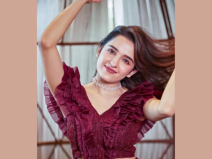 Oozing princess vibes, Shirley shines in an indo-western two-piece top and skirt which is a fusion of traditional and modern elements, and she carried it utmost grace. (Image Source: Instagram/Shirley Setia)