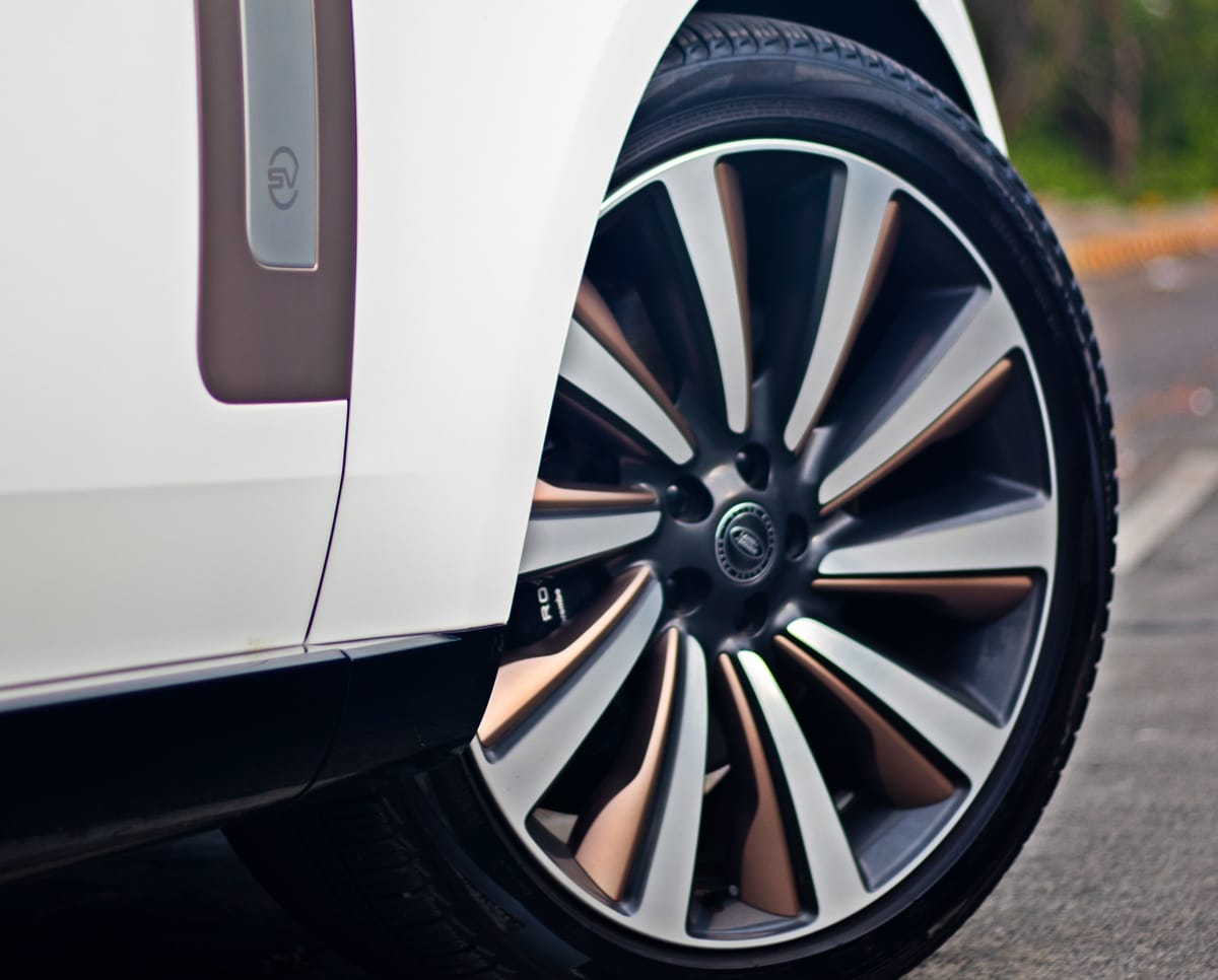 Range Rover SV 2023 Review: लग्जरी फीचर्स से लैस नई रेंज रोवर एसवी 2023 को खरीदना फायदे का सौदा या घाटे का, समझ लीजिये