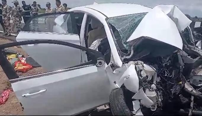 Ahmednagar Kopargaon car accident on samruddhi highway after buldhana bus accident Samruddhi Mahamarg Accident Ahmednagar news मोठी बातमी! समृद्धी महामार्गावर अपघातांची मालिका सुरुच, बुलढाणा दुर्घटनेनंतर आज भीषण कार अपघातात तिघांचा मृत्यू