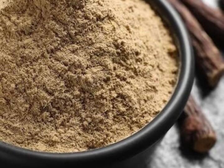 যেকোনও নিরামিষ তরকারি রান্না করতে গেলে টমেটো দেন অনেকেই। যেহেতু এখন বাজারে টমেটোর আগুন দাম, তাই পরিবর্ত হিসেবে ব্যবহার করতে পারেন আমচুর পাউডার বা গুঁড়ো।