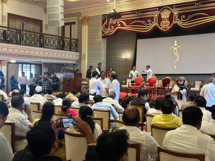 अजित पवार विरोधी पक्षनेताचा राजीनामा अगोदर देणार असल्याची माहिती समोर येत आहे.