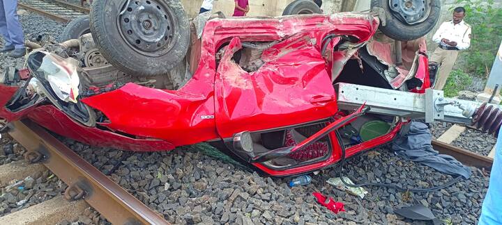 अपघातात कारमधील पाचही प्रवासी गंभीर जखमी झाले