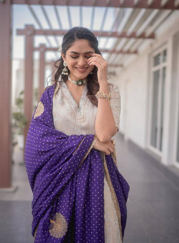 मृणाल ठाकूर ही सोशल मीडियावर वेगवेगळ्या लूकमधील फोटो शेअर करत असते.