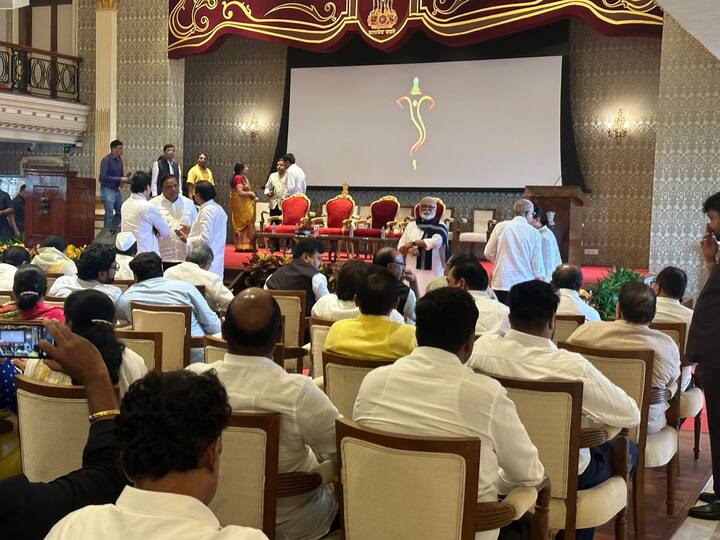 अजित पवार राजभवनात दाखल झाले आहेत.