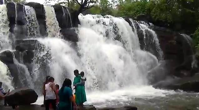 सिंधुदुर्ग जिल्ह्यातील वर्षा पर्यटनासाठी कणकवली तालुक्यातील सावडाव धबधबा प्रसिद्ध आहे.