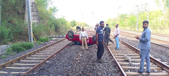 खड्डा वाचवण्याच्या नादात चालकाचे नियंत्रण सुटल्याने हा अपघात घडला.