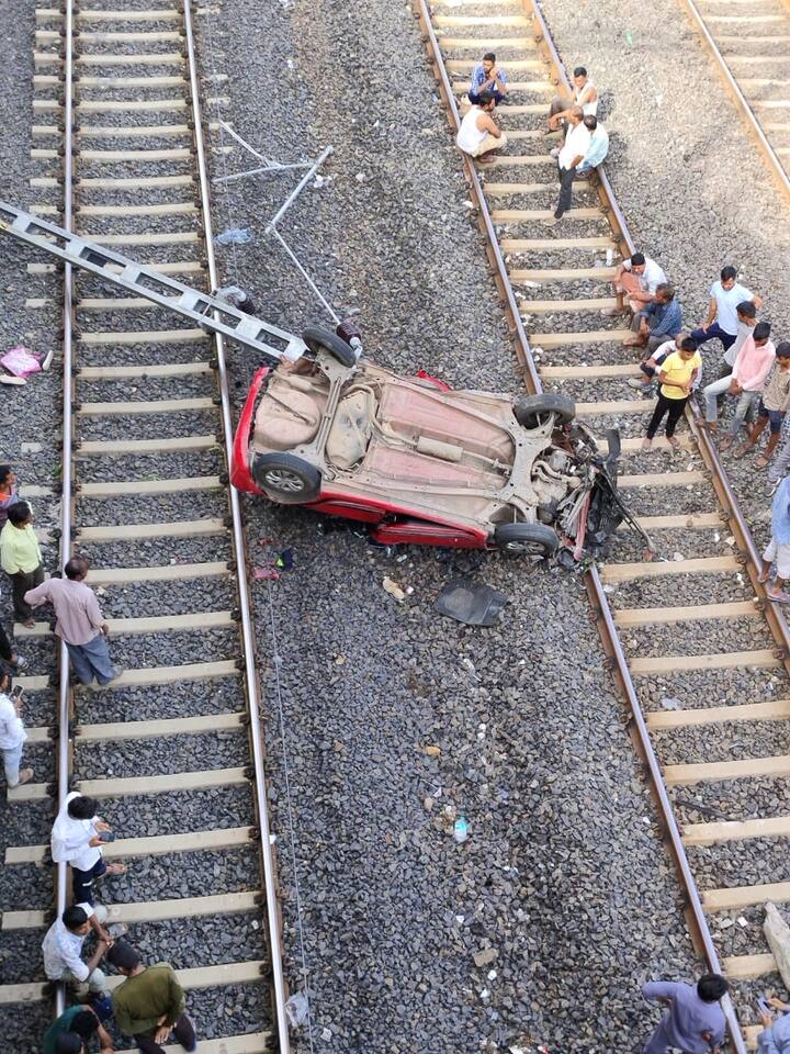 पुलावरुन कार कोसळत थेट रेल्वे रुळावर पडली