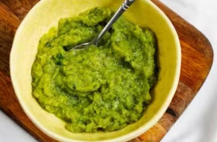 ਇੱਕ ਠੰਡਾ ਗਲਾਸ ਲਓ, ਗ੍ਰੈਨੋਲਾ ਨੂੰ ਪਹਿਲੀ ਪਰਤ ਦੇ ਰੂਪ ਵਿੱਚ ਰੱਖੋ, ਇਸ 'ਤੇ ਗਿਰੀਦਾਰ ਅਤੇ ਸੁੱਕੇ ਮੇਵੇ ਪਾਓ, ਫਿਰ ਕੀਵੀ ਦੇ ਨਾਲ ਕਰੀਮ ਮਿਸ਼ਰਣ ਦਾ ਇੱਕ ਸਕੂਪ ਪਾਓ। ਫਿਰ ਪ੍ਰਕਿਰਿਆ ਨੂੰ ਦੁਹਰਾਓ।