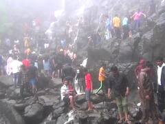 Amboli Waterfall : महाराष्ट्राच्या चेरापुंजीत आल्हाददायक वातावरण, कोकणातील आंबोली धबधब्यावर पर्यटकांची गर्दी