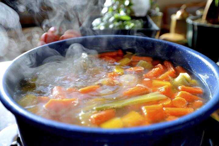 আমরা যখন গরম খাবার বা পানীয়তে ফু দেই তখন আমাদের মুখ থেকে কার্বন ডাই-অক্সাইড বের হয় যার রাসায়নিক সংকেত। জলীয় বাষ্প এবং কার্বন ডাই-অক্সাইড এর রাসায়নিক বিক্রিয়ায় কার্বনিক এসিড এবং এর জাতক উৎপন্ন হয় যা এসিডিক বা অম্লীয়।