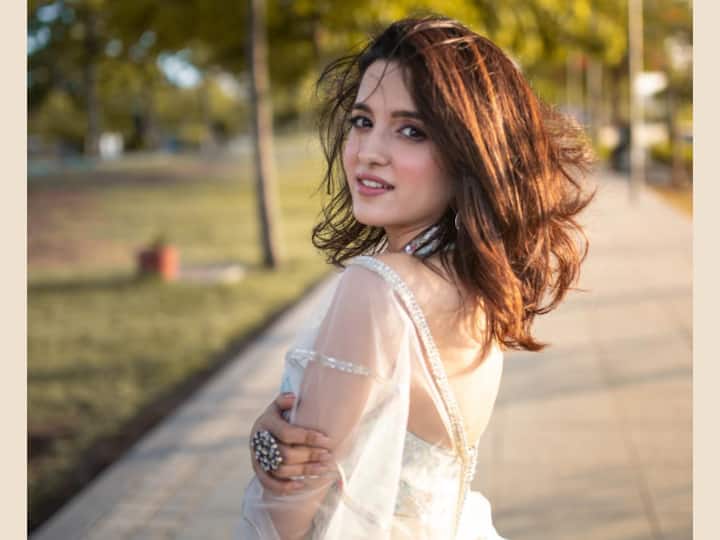In a stunning white contemporary outfit, Shirley exuded elegance and grace. Whether it is the intricate detailing or the flowy silhouette, Shirley looked stunning in white, leaving us in awe. (Image Source: Instagram/Shirley Setia)