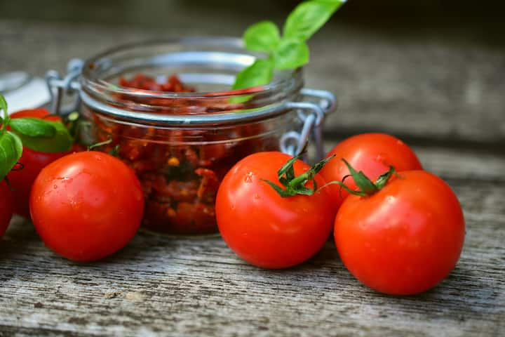 Tomato: এমন অনেক উপকরণ রয়েছে যেগুলো দিয়ে রান্না করলেও টমেটোর মতো টক-মিষ্টি স্বাদ পাওয়া যাবে। এক্ষেত্রে কী কী ব্যবহার করতে পারেন একনজরে দেখে নেওয়া যাক।