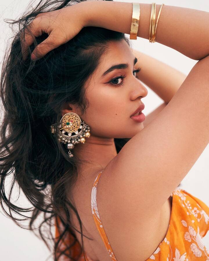 ఆ తర్వాత వచ్చిన ‘మాచర్ల నియోజకవర్గం‘, ‘ది వారియర్‘, ‘ఆ అమ్మాయి గురించి మీకు చెప్పాలి‘ అనే సినిమాలు ప్రేక్షకులను ఆకట్టుకోలేకపోయాయి. Photo Credit: Krithi Shetty/Instagram
