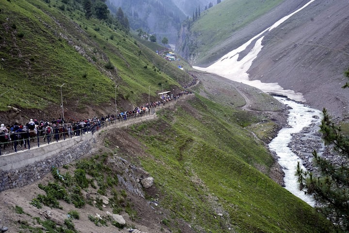 ड्रोनसह हायटेक तंत्रज्ञानाचाही सुरक्षा व्यवस्थेसाठी वापर करण्यात येत आहे. जम्मू-काश्मीर प्रशासन तसेच पोलीस प्रशासन प्रवाशांच्या सुरक्षेसाठी आवश्यक ती पावले उचलताना दिसत आहे. (PC : PTI)