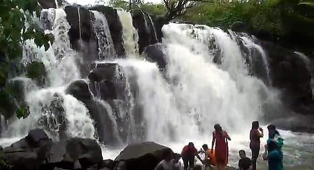 निसर्गरम्य वातावरणातून खळखळ वाहणारा धबधबा पर्यटकांना एक अविस्मरणीय क्षण अनुभवायला मिळणार आहे.