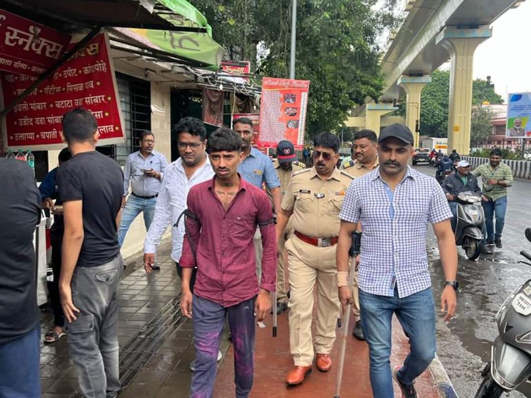 Pune News: पुण्यात कोयत्याची दहशत कायम; कॉलेजच्या बॅगमध्ये पुस्तकाऐवजी आणला कोयता, अद्दल घडवण्यासाठी पोलिसांनी कॉलेजमध्ये काढली धिंड Pune News Terror of Koyta was brought in the college bag instead of a book Pune News: पुण्यात कोयत्याची दहशत कायम; कॉलेजच्या बॅगमध्ये पुस्तकाऐवजी आणला कोयता, अद्दल घडवण्यासाठी पोलिसांनी कॉलेजमध्ये काढली धिंड