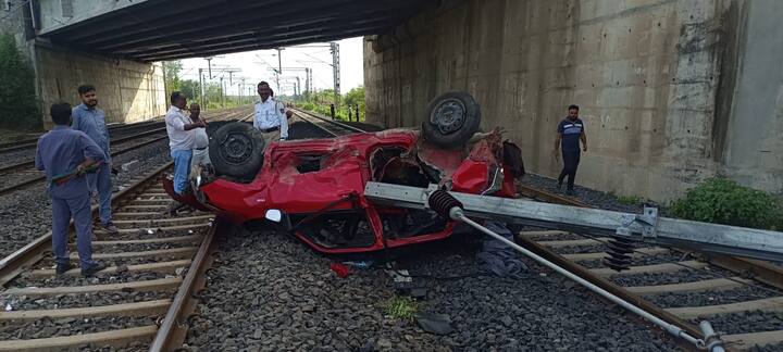 ओव्हरब्रिजवरुन कार पडल्याने कारचा चेंदामेंदा झाला आहे.