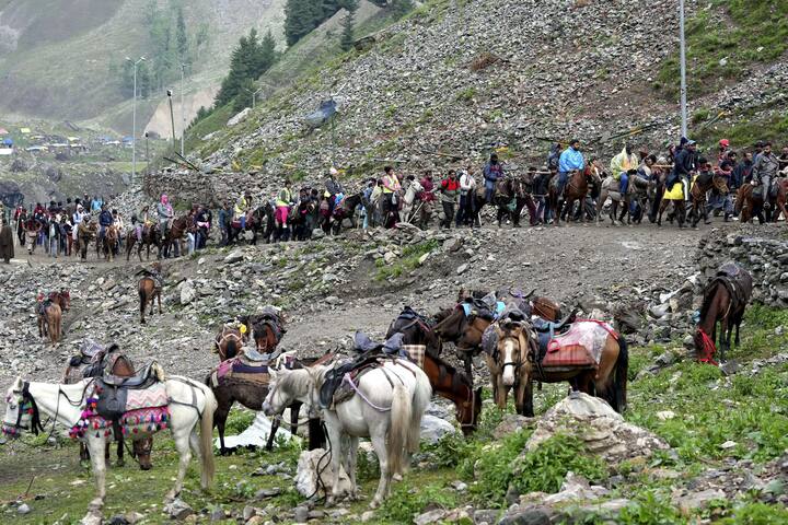 Jammu Kashmir News : अमरनाथ यात्रेला सुरुवात झाली असून पहिल्या दिवशी सुमारे 8 हजार भाविकांनी बाबा बर्फानी (Baba Barfani) यांचं दर्शन घेतलं.