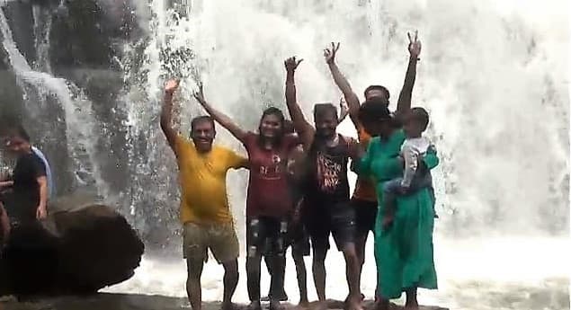 त्यामुळेच सावडाव धबधब्यावर पर्यटक गर्दी करु लागले आहेत.