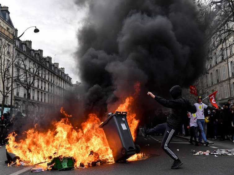 France Riots French protesters ram car into mayor’s house his wife child injured France Riots : கொளுந்து விட்டு எரியும் பிரான்ஸ்...நள்ளிரவில் மேயர் வீட்டை தீ வைத்து எரித்த போராட்டக்காரர்கள்...உச்சக்கட்ட பதற்றம்...!